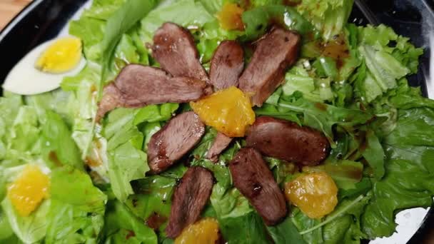 Ensalada Con Carne Pato Hervida Huevo Naranja Diferentes Verduras — Vídeos de Stock