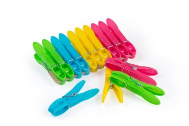 Beyaz arka planda modern çok renkli plastik mandallar seti