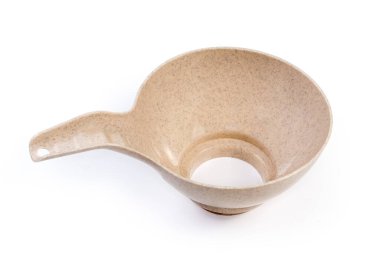 Geniş ağızlı tipik cam kavanozlara sıvı ve toz doldurmak için plastik mutfak hunisi ve beyaz arka plandaki diğer benzer aletler.