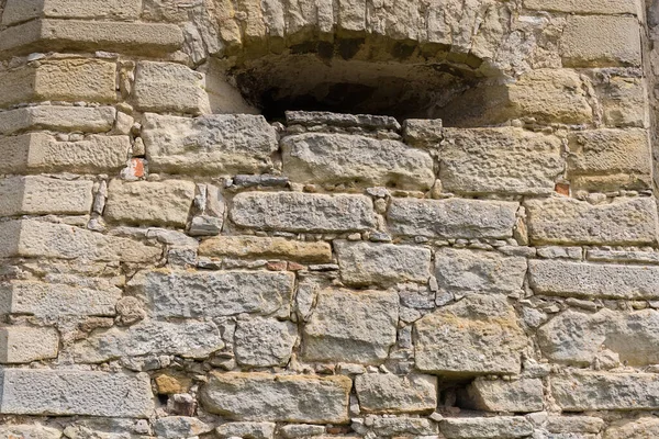 Ortaçağ Şatosunun Savunma Kulesinin Bir Parçası Güneşli Havalarda Embriyoyla Taştan — Stok fotoğraf