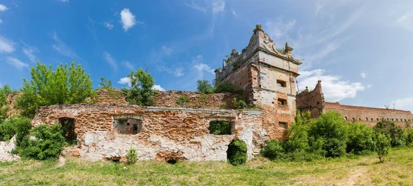 ウクライナのStare Selo村の15 17世紀の古代の防衛城 春の日には 塔の遺跡や中庭側からの壁の一部のパノラマビュー — ストック写真