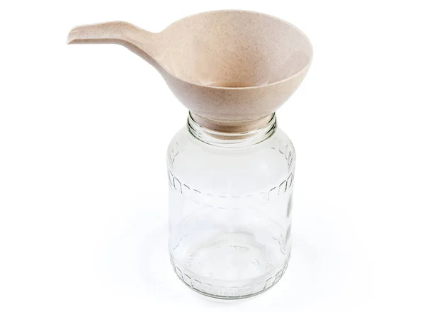 白い背景に広い口でガラス瓶に液体や粉末を注ぐためのプラスチック製の台所用漏斗 — ストック写真