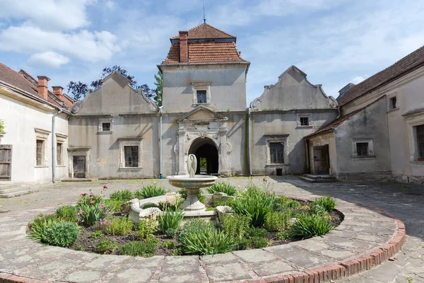 スヴィルジ城は15世紀に建てられました ウクライナ 晴れた春の日の中庭の眺め — ストック写真