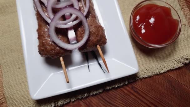 Pečený Lula Kebab Obdélníkové Misce Rustikálním Stole — Stock video