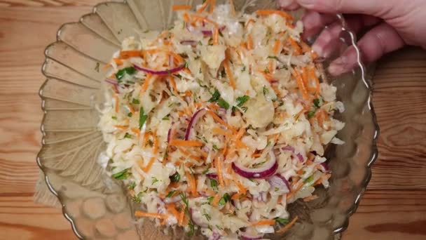 Salata Kasesinde Doğranmış Kırmızı Soğanlı Lahana Turşusu Salatası — Stok video