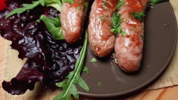 Melayani Sosis Panggang Dengan Salad Hijau Dan Sauerkraut — Stok Video