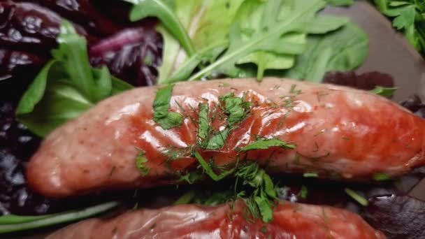 Servírování Pečených Klobás Zeleninou Salátem Zelí — Stock video