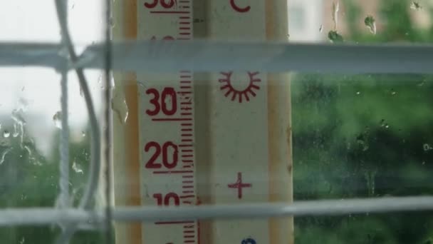 Buiten Thermometer Met Celsius Schaal Bevestigd Aan Raam Binnenaanzicht — Stockvideo
