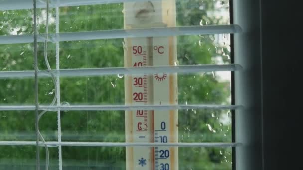 Termômetro Livre Com Escala Celsius Anexado Janela Vista Interior — Vídeo de Stock