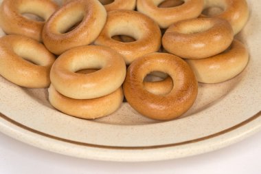 Doğu Avrupa mutfağında suşi olarak adlandırılan halka şeklinde küçük kurabiyeler yemek üzerine, seçici odak noktasında yakın plan.