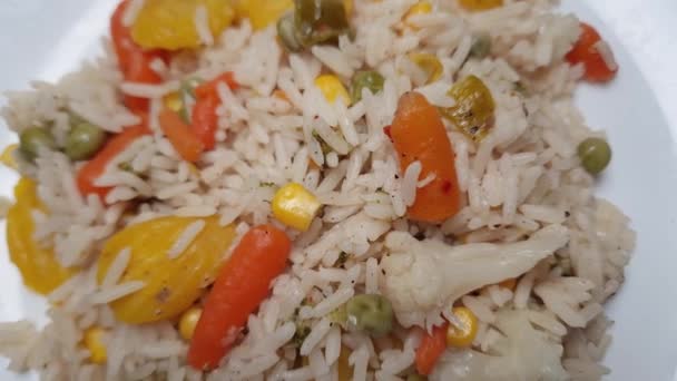 Rijst Gekookt Met Groenten Witte Schotel Bovenaanzicht — Stockvideo