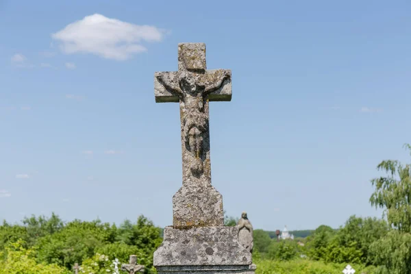 Antica Pietra Tombale Forma Croce Con Gesù Crocifisso Scultura Sul — Foto Stock