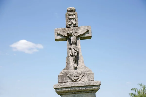 Slightly Inclined Ancient Stone Tombstone Form Cross Crucified Jesus Sculpture — Stock Photo, Image