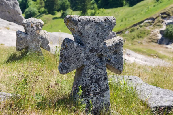 Vecchie Croci Pietra Sulle Tombe Cosacche Medievali Sulla Collina Ricoperta — Foto Stock