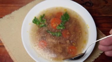 Tavuklu jöle beyaz kasede ve kaşıkta