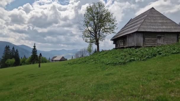 喀尔巴阡山脉的山地牧场 有木制牧民小屋 — 图库视频影像