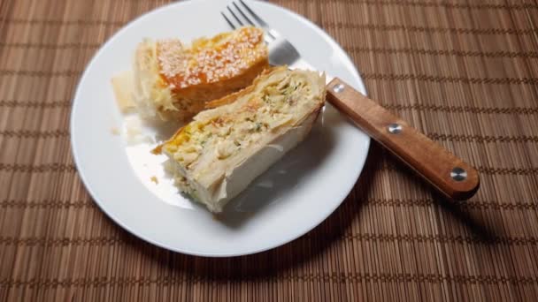 Pedaços Torta Com Recheio Peixe Salgado Prato Branco — Vídeo de Stock