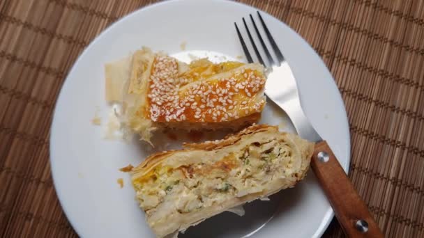 Pezzi Torta Con Ripieno Pesce Salato Piatto Bianco — Video Stock