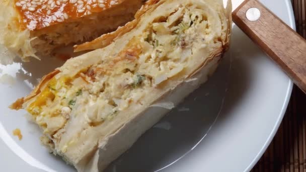 Кусочки Пирога Рыбной Начинкой Белом Блюде — стоковое видео