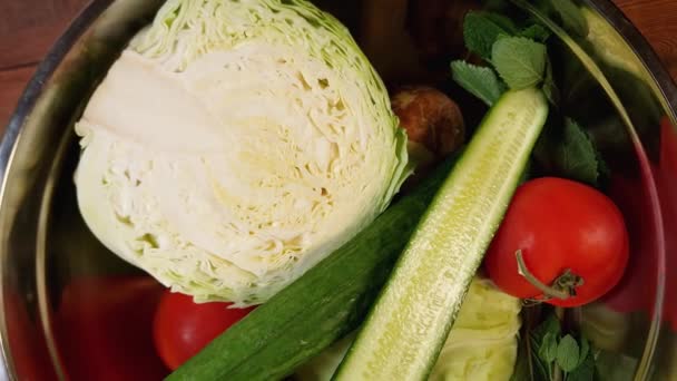 Olika Grönsaker Och Grönt Rostfritt Stål Köksskål — Stockvideo