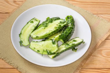 Yarı turşulu, ya da hafif tuzlu salatalıklı. Kısa vadeli tuzlama metoduyla yapılmış.