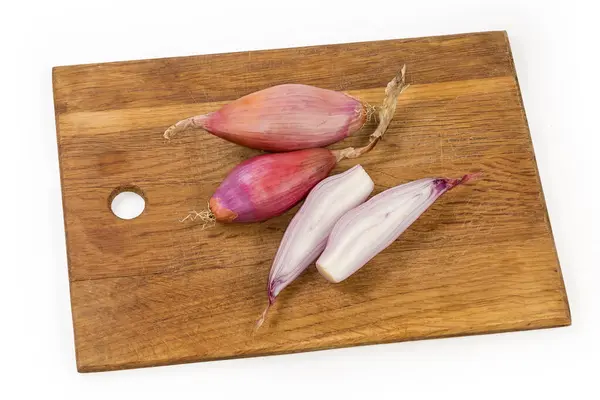 Whole Halves Oblong Oval Bulbs Red Onion Variety Shallot Wooden — Stock Photo, Image