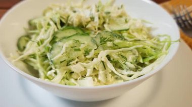 Dilimlenmiş taze sebzeli yeşil salata.