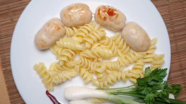 Serving Boiled Spiral Pasta Baked Thick Short Sausages — Stock Video