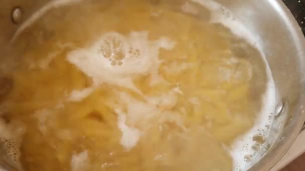 沸騰した水のクローズアップで調理中のペンパスタ — ストック動画
