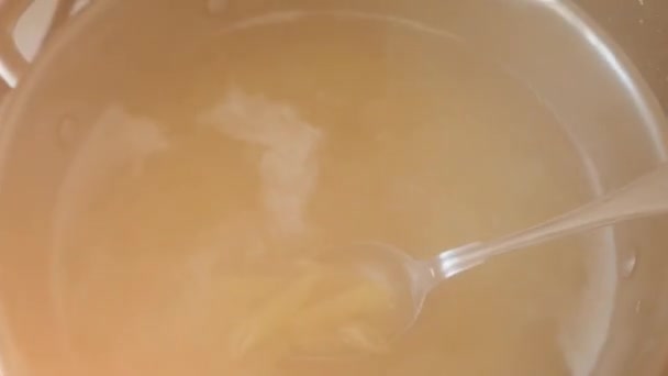 沸騰した水のクローズアップで調理中のペンパスタ — ストック動画