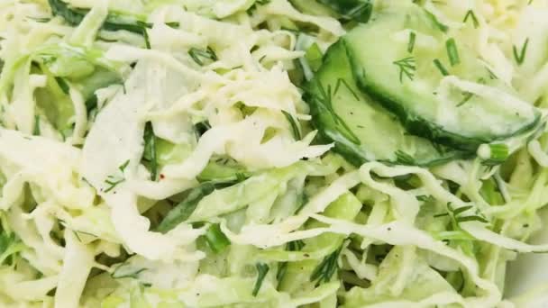 Πράσινη Σαλάτα Φέτες Φρέσκα Λαχανικά Μπολ Ενώ Περιστροφή — Αρχείο Βίντεο