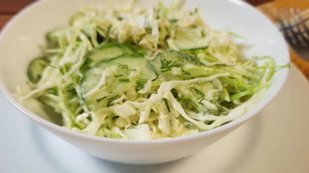 Portie Groene Salade Gesneden Verse Groenten Kom — Stockvideo