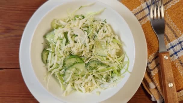 Dilimlenmiş Taze Sebzeli Yeşil Salata — Stok video