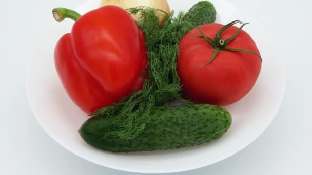 Olika Färska Grönsaker Som Salladsingredienser Skålen Medan Rotation — Stockvideo