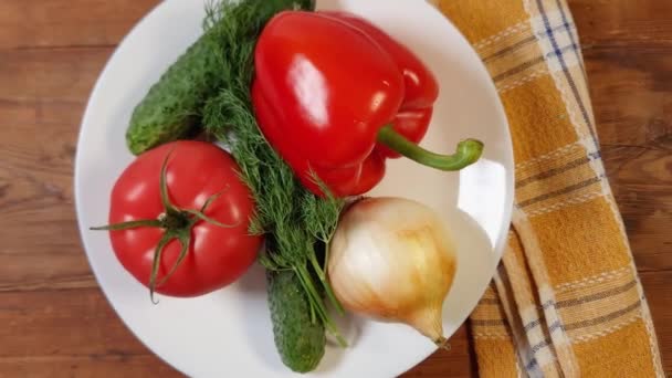 Různé Čerstvé Zeleniny Jídlo Rustikálním Stole Pohled Shora — Stock video