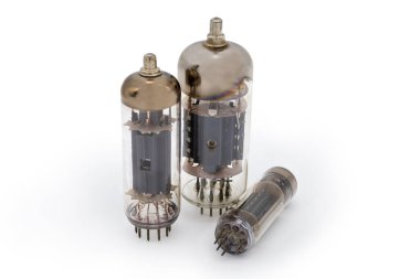 Beyaz arka planda üç farklı elektronik vakum tüpü.