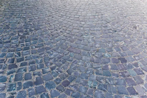 早朝に舗装された古い石造りの舗装によって舗装された古代道路の断片 — ストック写真