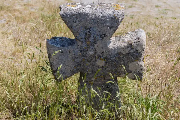 Vieja Cruz Piedra Entre Hierba Tumba Cosaca Medieval Ladera Día —  Fotos de Stock