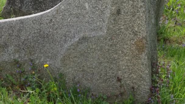 Старые Каменные Надгробия Древнем Еврейском Кладбище Солнечный День — стоковое видео