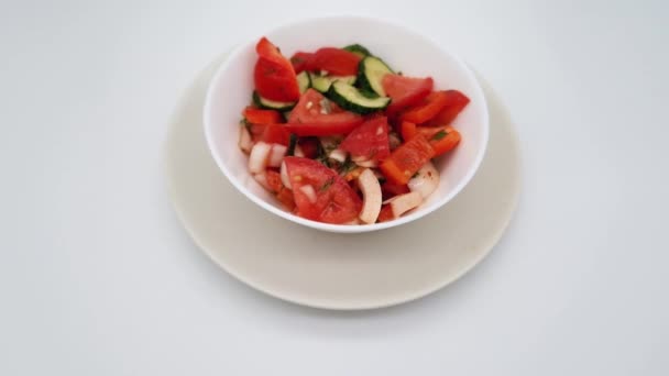 Taze Domatesli Sebze Salatası Beyaz Kasede Salatalık — Stok video