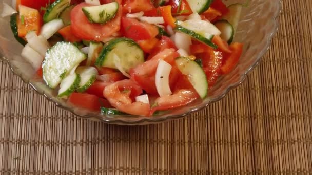 サラダボウルに新鮮なトマトとキュウリと野菜サラダ — ストック動画