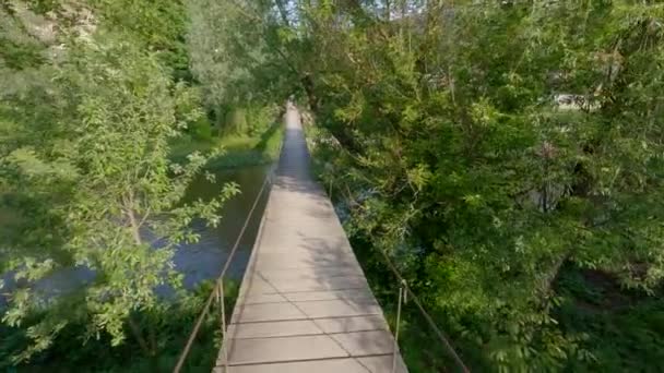 Ponte Pedonale Sospeso Con Ponte Legno Sul Fiume — Video Stock