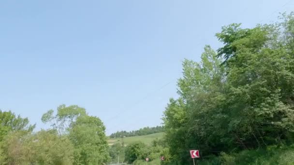 Скручена Гірська Дорога Дорожніми Знаками Аварійними Бар Єрами — стокове відео