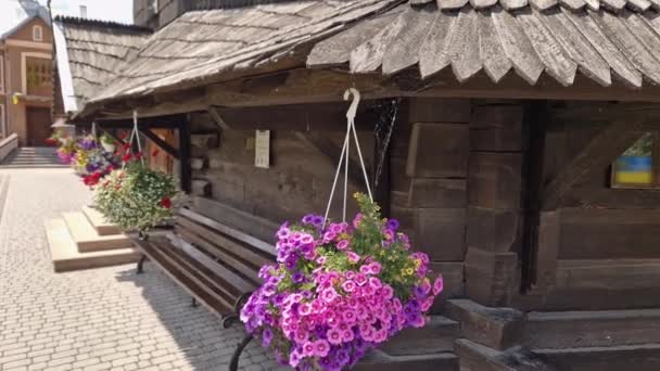 Panela Com Flores Diferentes Suspensas Sob Telhado Igreja Madeira — Vídeo de Stock