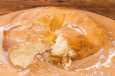 Un serpiştirilmiş bir parça koparılmış lavaş, seçici odak noktasında yan görünüş.