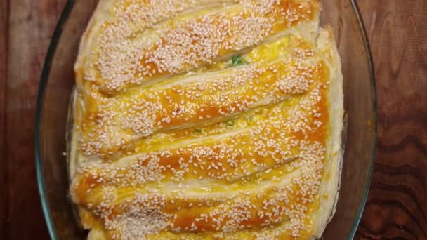 Pieczone Pikantne Ciasto Posypane Sezamem Szklanej Patelni — Wideo stockowe