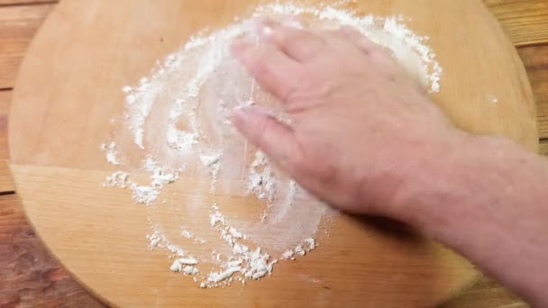 Układanie Grubej Lawy Desce Posypanej Mąką — Wideo stockowe