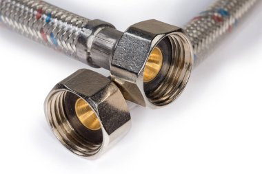 Pirinçten işlemeli fındıklar sendika fındığı şeklinde metal örgülü esnek su hortumunun kenarlarında contalar, beyaz arka planda yakın plan görüntüsü