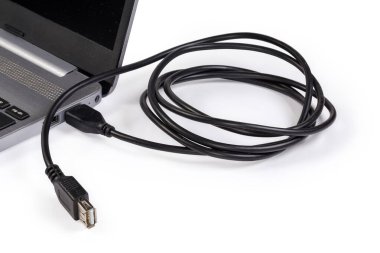 USB uzatma kablosu, kenarlarında Standard-A kablosu ile donatılmış, laptopa bağlı, beyaz arkaplanda yakın plan görüntüsü