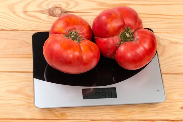Store Hele Modne Lyserøde Tomater Husstandens Digitale Bordplade Køkkenskala Det - Stock-foto